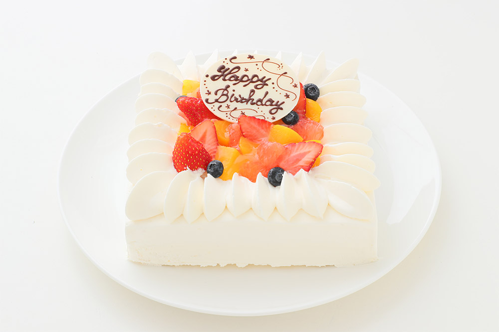 ケーキの中にも色華やかなフルーツ