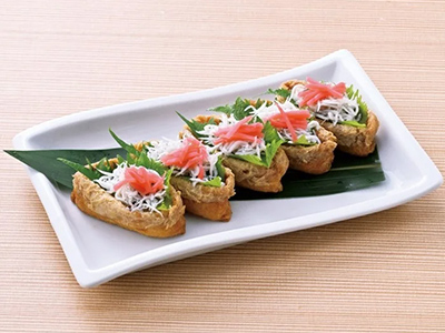 春⾊紫蘇しらすの稲荷寿司